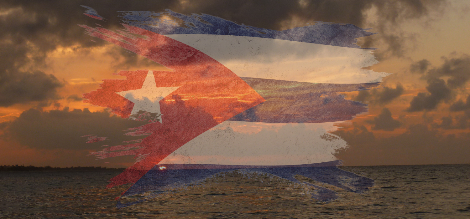 Bandera de Cuba fusionada con un atardecer sobre el mar, evocando exilio, memoria, esperanza y la dispersión emocional del pueblo cubano.